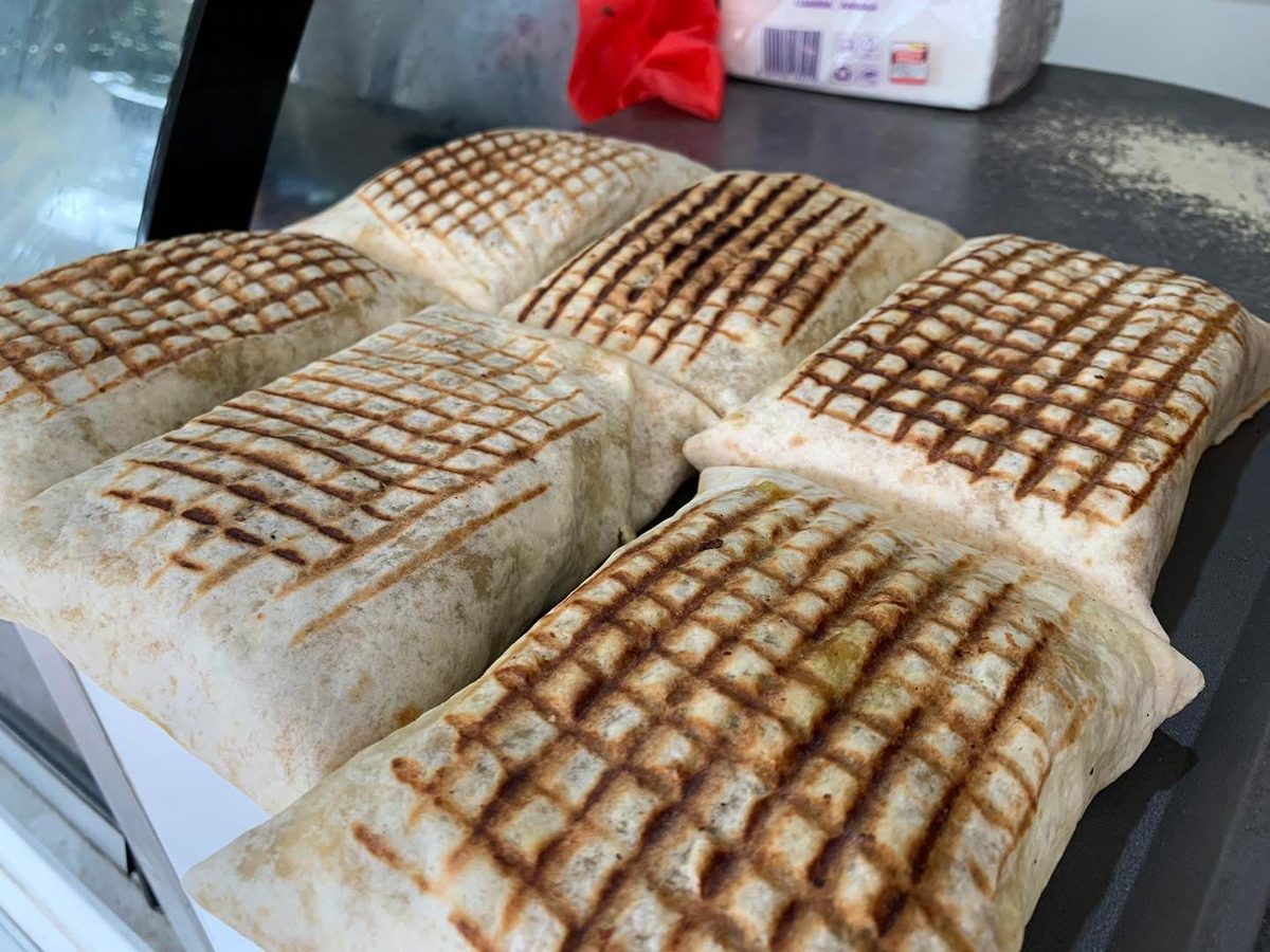 Plusieurs tacos grillés alignés